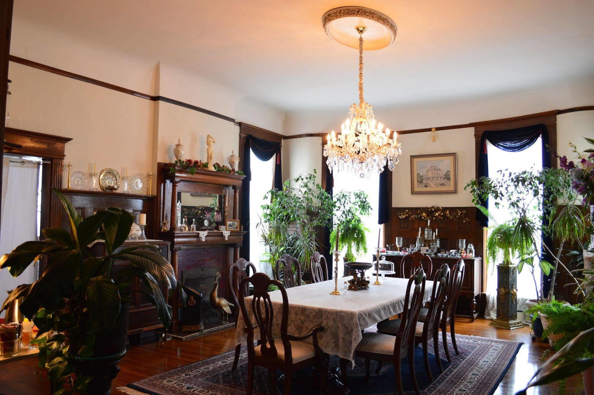 Beall Mansion An Elegant Bed & Breakfast Inn Alton Eksteriør billede